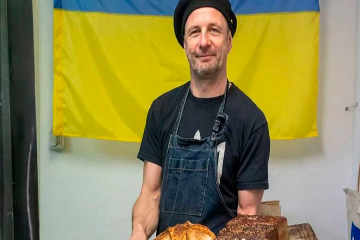 Польский пекарь Яцек Полевски, увидев ужасные кадры из Украины, решил приехать и помочь, накормив людей хлебом