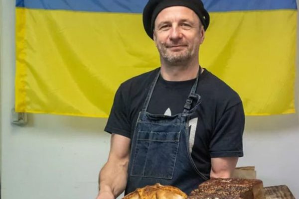 Польский пекарь Яцек Полевски, увидев ужасные кадры из Украины, решил приехать и помочь, накормив людей хлебом