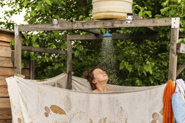 Сосед обустроил горячий душ на даче, помог разведенной женщине с детьми бесплатно