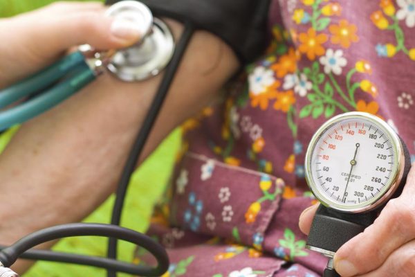 За мной присматривает соседка, а родные дети с облегчением вздыхают и не приходят