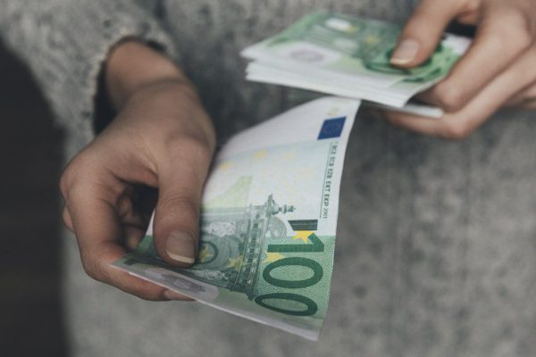 Зашла к племяннице одолжить 1000 евро и возмутилась, что она не делится своим итальянским кофе