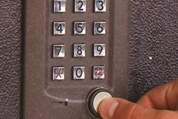 Как открыть домофон без ключа, не повреждая устройство!