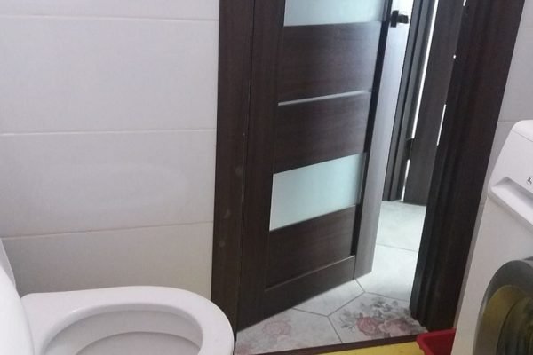 Двери в ванную всегда открываются наружу, причина заставляет содрогнуться