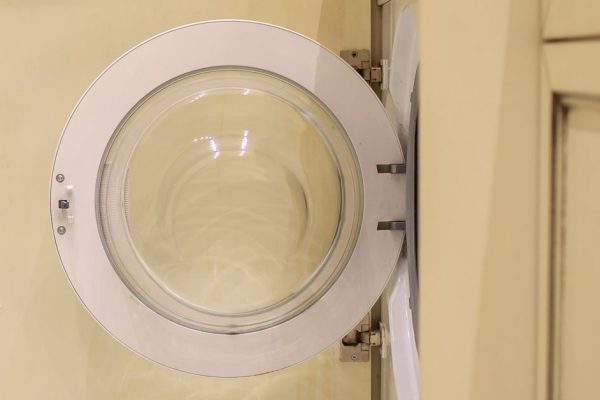 Почему стоит закрывать стиральную машинку, уходя из дома