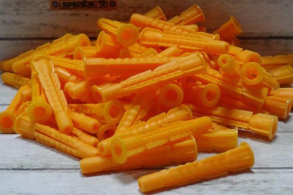 Грамотные строители предпочитают дюбель «морковка», потому что знают, в чём его главное преимущество