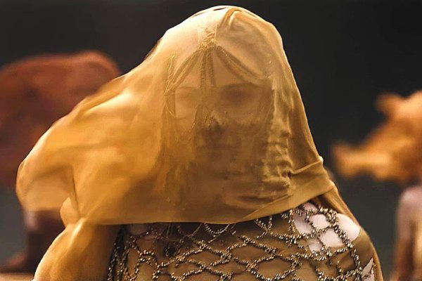 Хоть «Дюну» не снимали в космосе, шелковое платье Леди Джессики может считаться самым дорогостоящим в истории кино