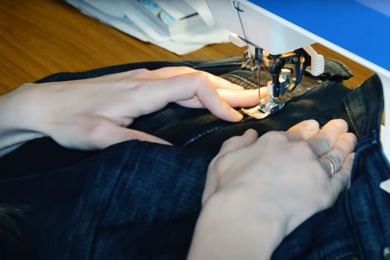 как расширить джинсы в бедрах и поясе