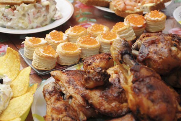 После поминок женщины стали собирать еду в лотки, сели в дорогую машину и укатили