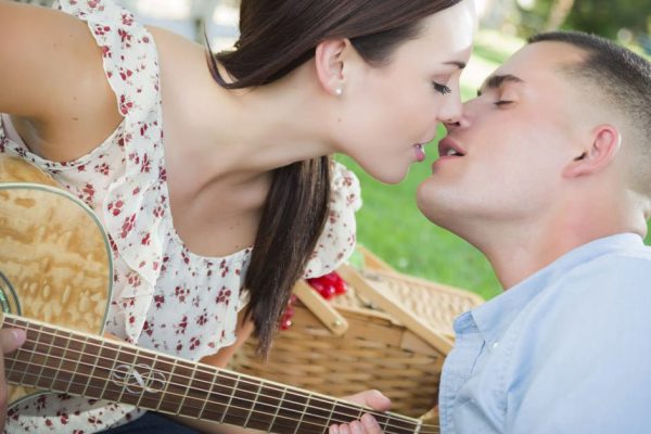 Когда девушка запела романс голосом Аллы Пугачевой, глаза клиента, одиноко сидящего за столиком, наполнились слезами