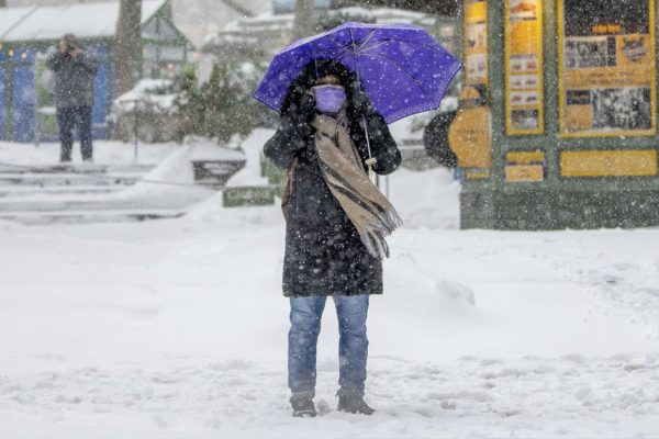 Даже снежная буря не остановила американку, что в 90 решила защититься от COVID-19