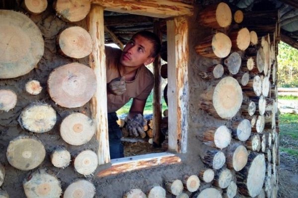 Парнишка из Беларуси построил дом из глины и песка, в котором собирается зимовать. Секрет технологии в…