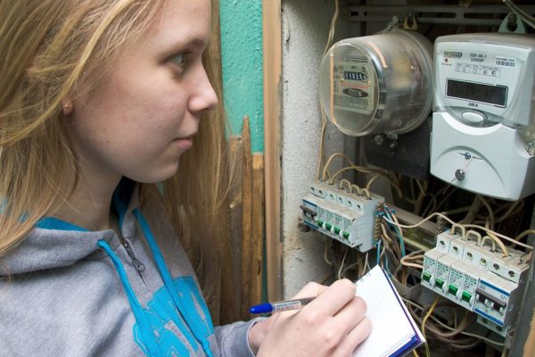 Москва. Сняиие показаний многотарифного электросчетчика.