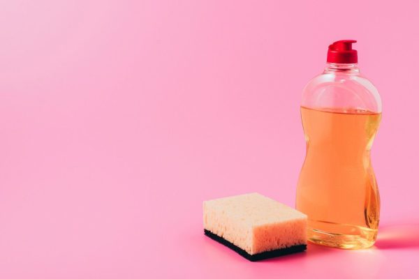 Стоит ли мыть голову средством для мытья посуды