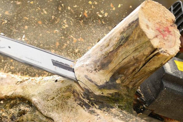 Дорогущая бензопила начала криво пилить, помчался к знакомому мастеру, чтобы устранить проблему