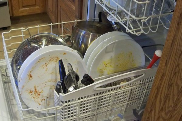 Не ополаскиваю тарелки перед загрузкой в посудомоечную машину и вам не советую