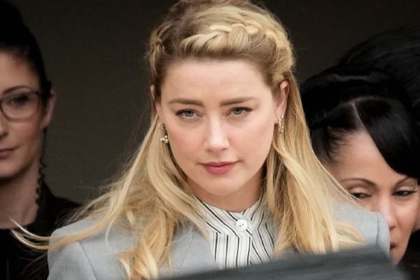 После скандального судового процесса Эмбер Херд залегла на дно, но ушлые папарацци разузнали, что она делает сейчас