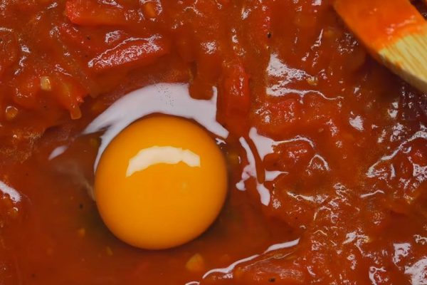 Как готовят яичницу шакшуку в Израиле