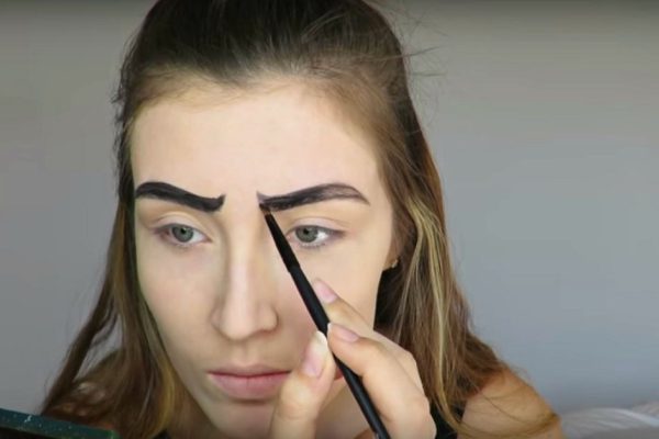 Она густо накрасила брови черным карандашом. Увидев результат, я не мог поверить своим глазам!