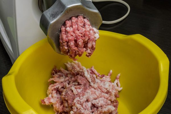 Почему хозяйки никак не могут договориться, стоит ли добавлять хлеб в фарш для котлет