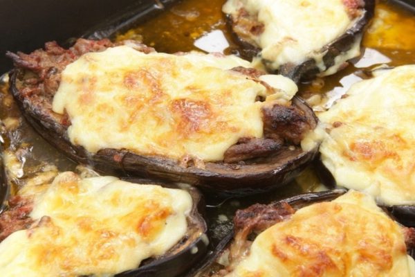 Как приготовить фаршированные баклажаны с сыром