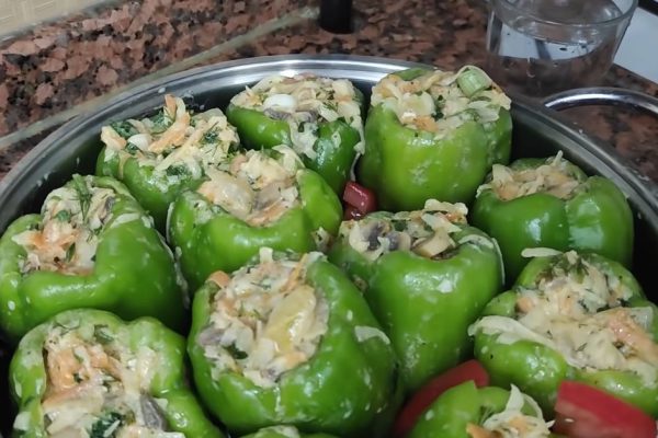 Турецкий муж покорил прожорливых родственников, приготовив им фаршированные перцы без мяса
