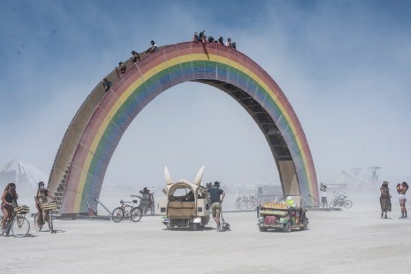 Никто не может пройти мимо этого экспоната на фестивале Burning man 2022 года