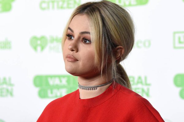 Селена Гомес смело ответила всем, кто критикует ее фигуру, и заявила, что она идеальна такая, какая есть