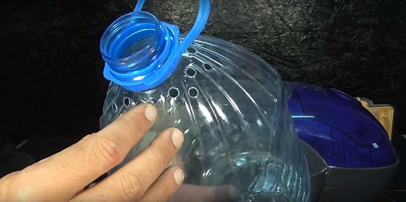 vodný filter vysávač s rukami nad hlavou