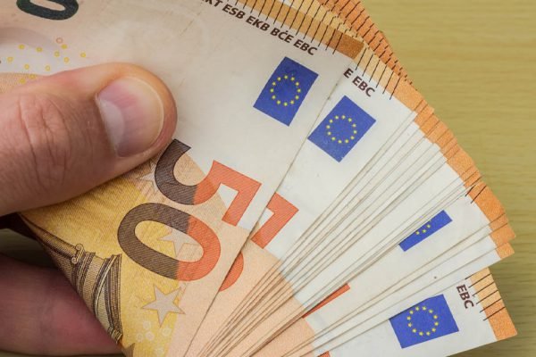 Зарабатываю 800 евро, из них 500 отдаю младшей дочке, 50 отправляю старшей, заметила одну вещь