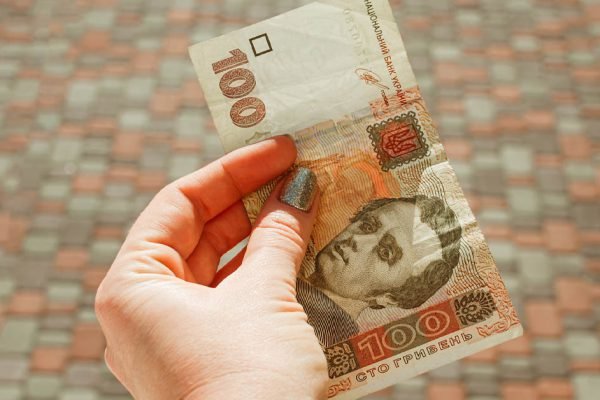 Как-то попросила у мужа денег на какую-то мелочь, а он закатил скандал, с тех пор места себе не нахожу