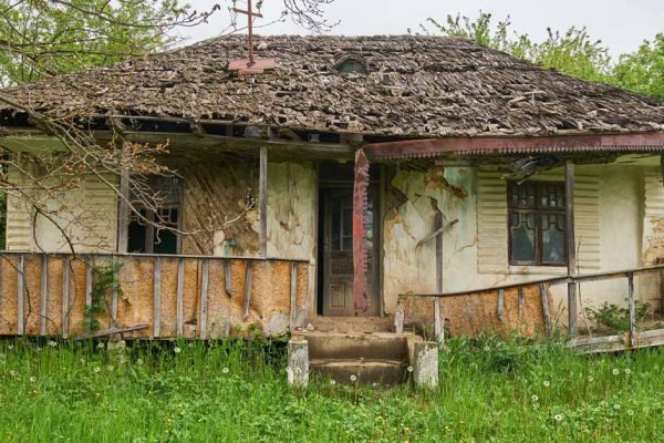 Вещи, которые в срочном порядке нужно убрать со двора, чтобы не остаться у разбитого корыта