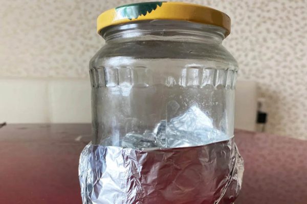 Для чего оборачивать фольгой стеклянные банки