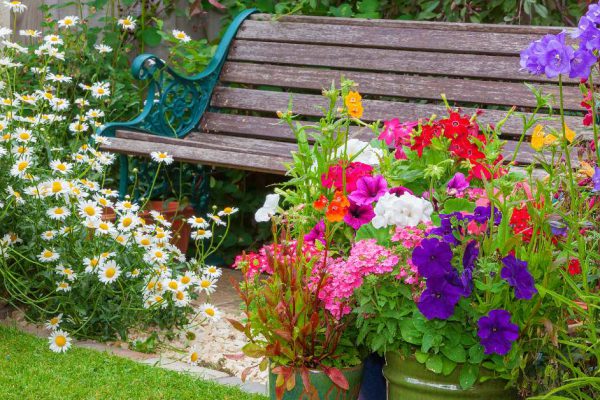 Как оформить угловую клумбу