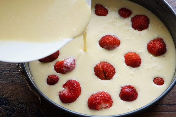 Зачем выкладывать на дно формы клубнику и заливать тестом