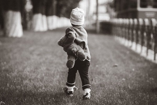 девочка с мягкой игрушкой