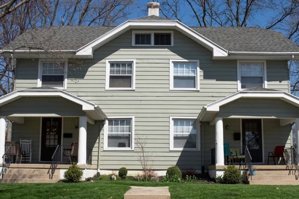 Отец мужа построил большой дом на два входа для своих детей, а недавно и мы с семьей туда переехали, но всё оказалось не таким уж и сказочным