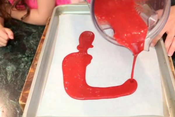 Вот как приготовить невероятно полезный десерт из фруктов. С этим справится даже ребенок!