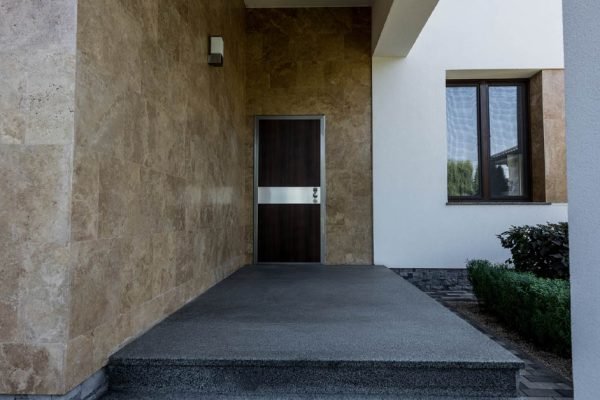 Сын привел невестку в наш дом, а она сразу начала устанавливать свои порядки, это было только начало