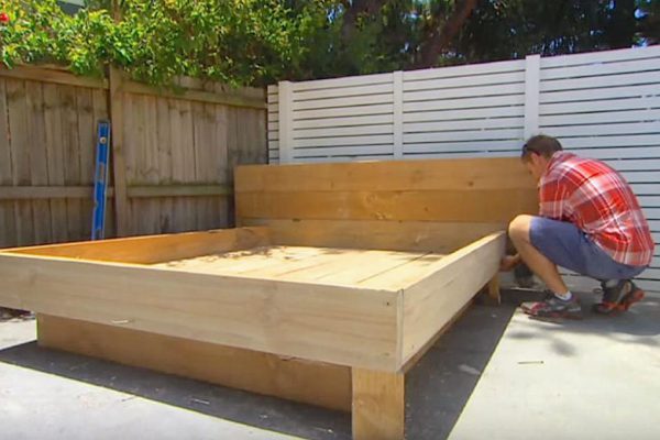 То, что выглядит как обычная двухспальная кровать, в два счета превращается в нечто неожиданное!