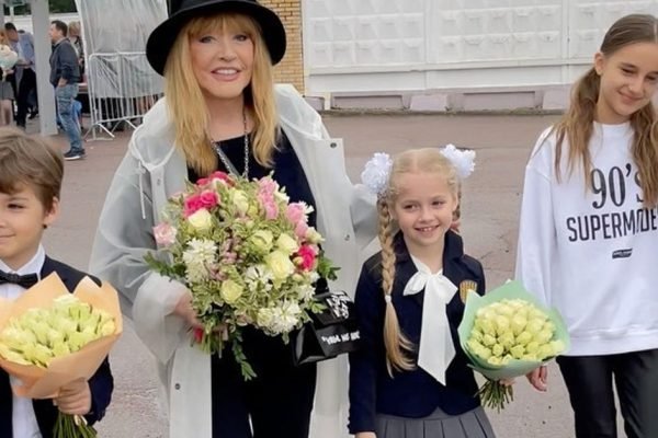 Алла Пугачева спешно отбыла в далекие края вместе с детьми