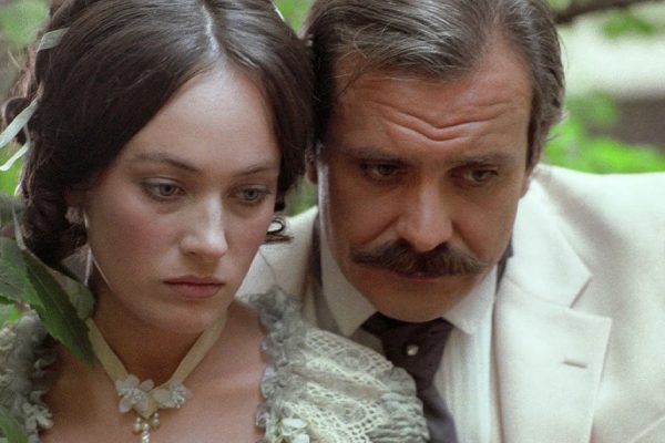 За что фильм «Жестокий романс» разгромили критики, но полюбили зрители
