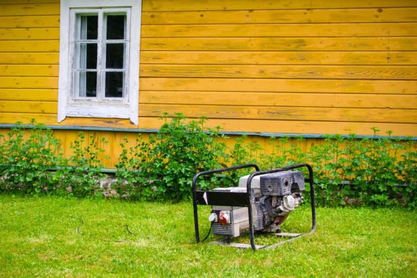 Чтобы родственники не сосали зимой лапу, я купила генератор и уехала на заработки