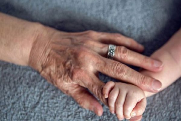 Ученые доказали, что бабушка по материнской линии — самый важный человек в жизни ребенка. И вот почему…