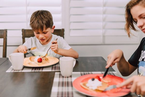 Подкармливаю друга сына из многодетной семьи, звенит костями у нас в гостях, обожаю видеть его сытую улыбку