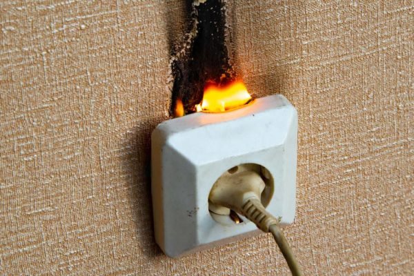 Если заходишь и видишь, что в комнате горит розетка, вот что нужно сделать в первую очередь, важен порядок действий