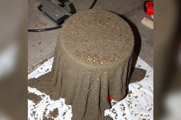 Она замочила полотенце в цементе… Стоит лишь ему высохнуть, как получится превосходная вещь!