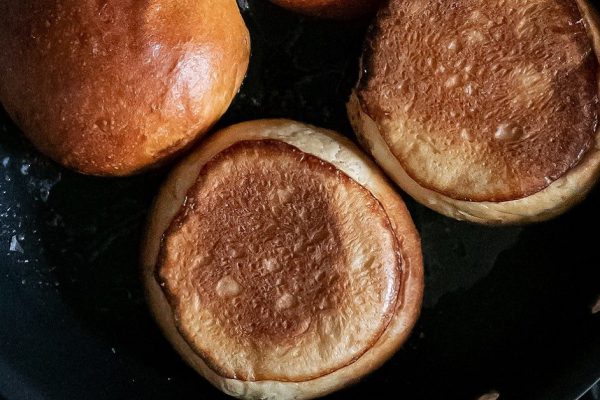 Когда нужно было срочно утешить кого-то, мама быстро готовила горячие бутерброды с тайной добавкой, придающей блюду божественный вкус