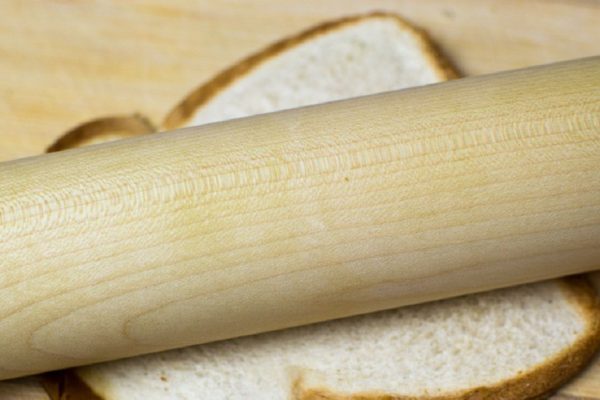 Она раскатала скалкой хлеб и приготовила блюдо, которое хочется есть каждое утро!