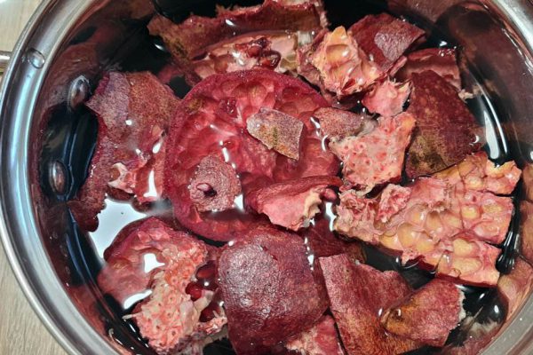 Турецкий сосед учится в медуниверситете, угостил гранатовым чаем, заметив, что у меня насморк, готовлю часто зимой такой согревающий напиток