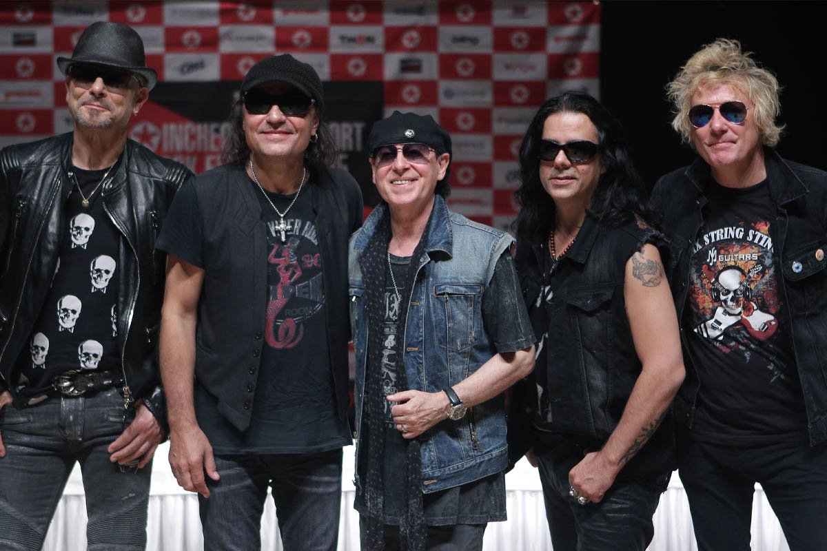 Вокалист группы Scorpions Клаус Майне поднял флаг Украины на недавнем концерте